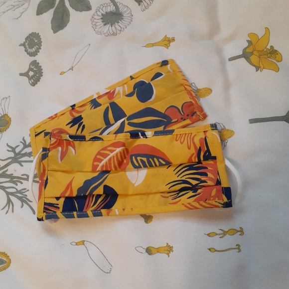 ❤ Free With Purchase Face Masks (set of 2) - Picture 2 of 3